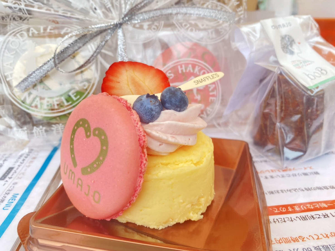 販売されているUMAJOチーズオムレットケーキ（中央）、UMAJOマカロン（左）、カヌレ（右）